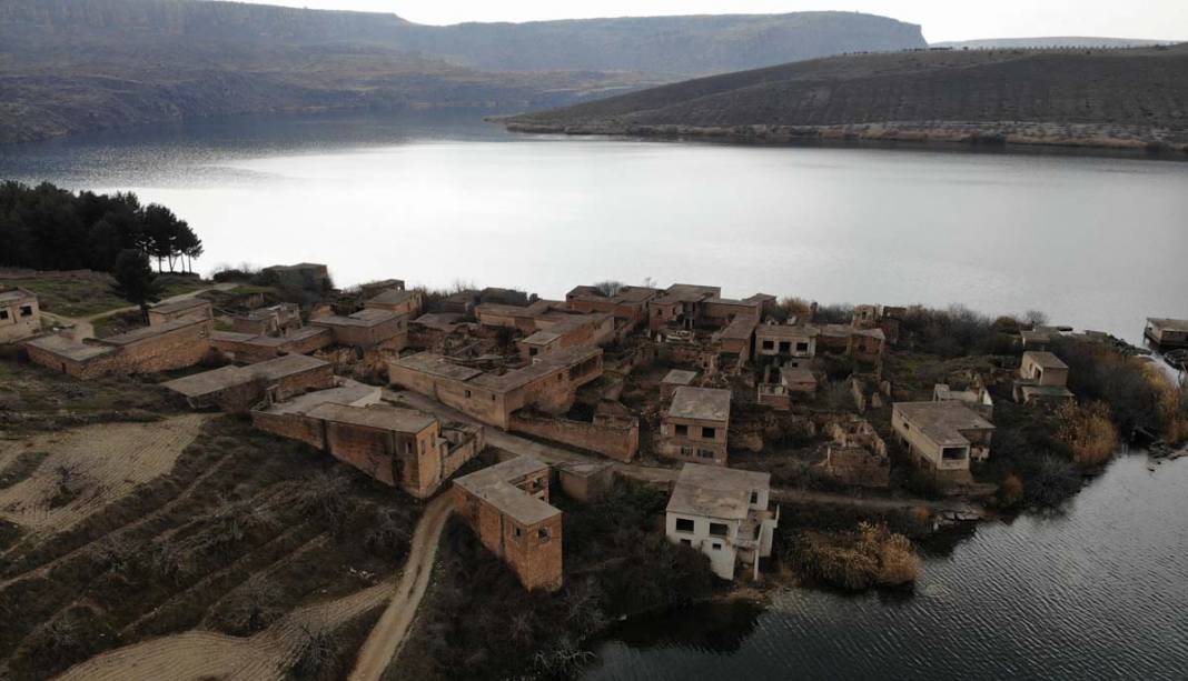 Halfeti’de 2 bin yıllık Çekem mahallesi yeniden su yüzüne çıktı 13